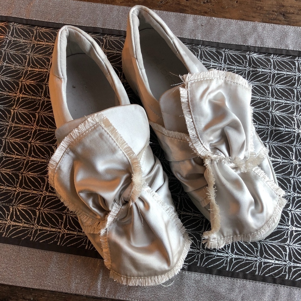 J/Slides Off White Bow Shoes 9
